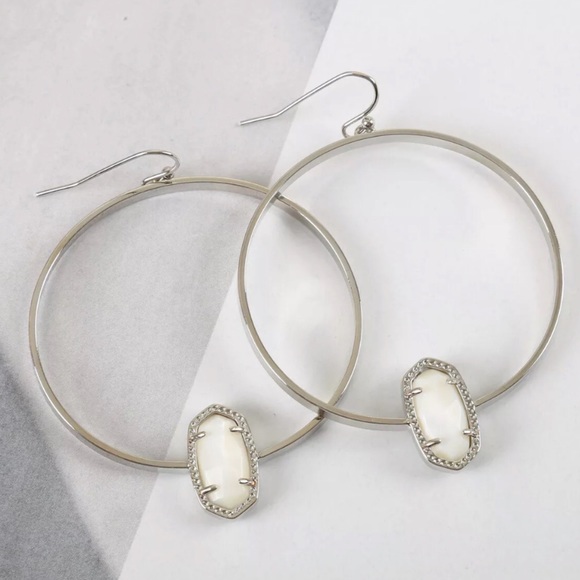 KENDRA SCOTT • White Pearl Elora Hoop Earrings - Picture 6 of 8